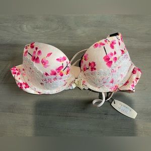 NWT- Victoria’s Secret- Light Pink w Dark Pink Flowers Bra- 32A
